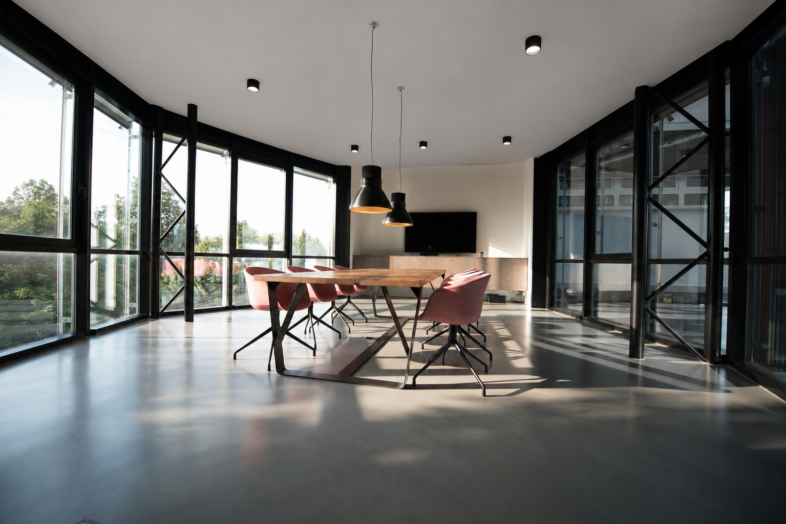 Salle de réunion moderne avec chaises roses - locaux professionnels Paris